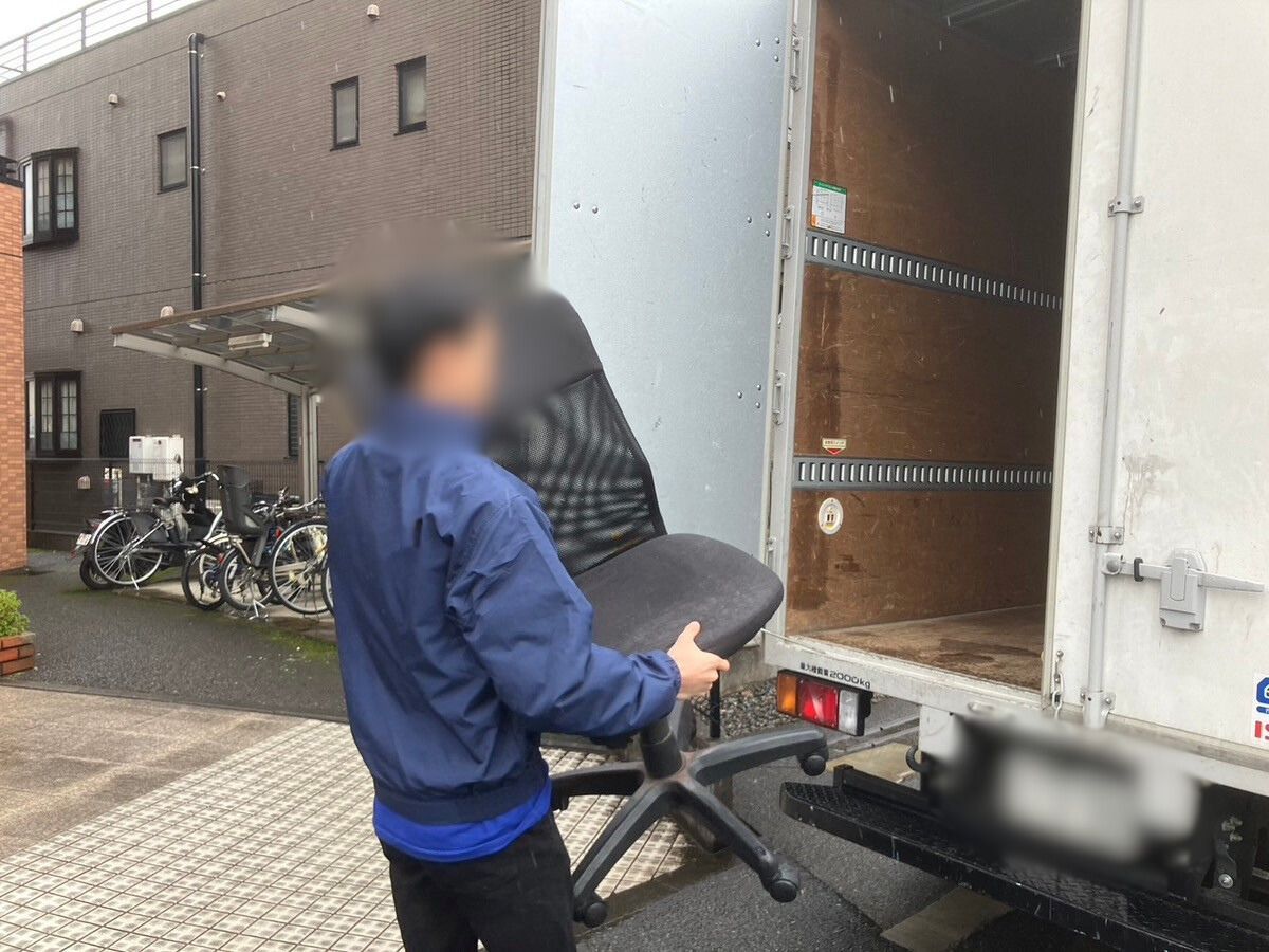 「1Kのマンションから椅子2脚を回収させていただきました」作業写真