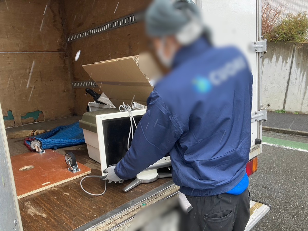 「マンションのお部屋からテレビなどを回収しました」作業写真