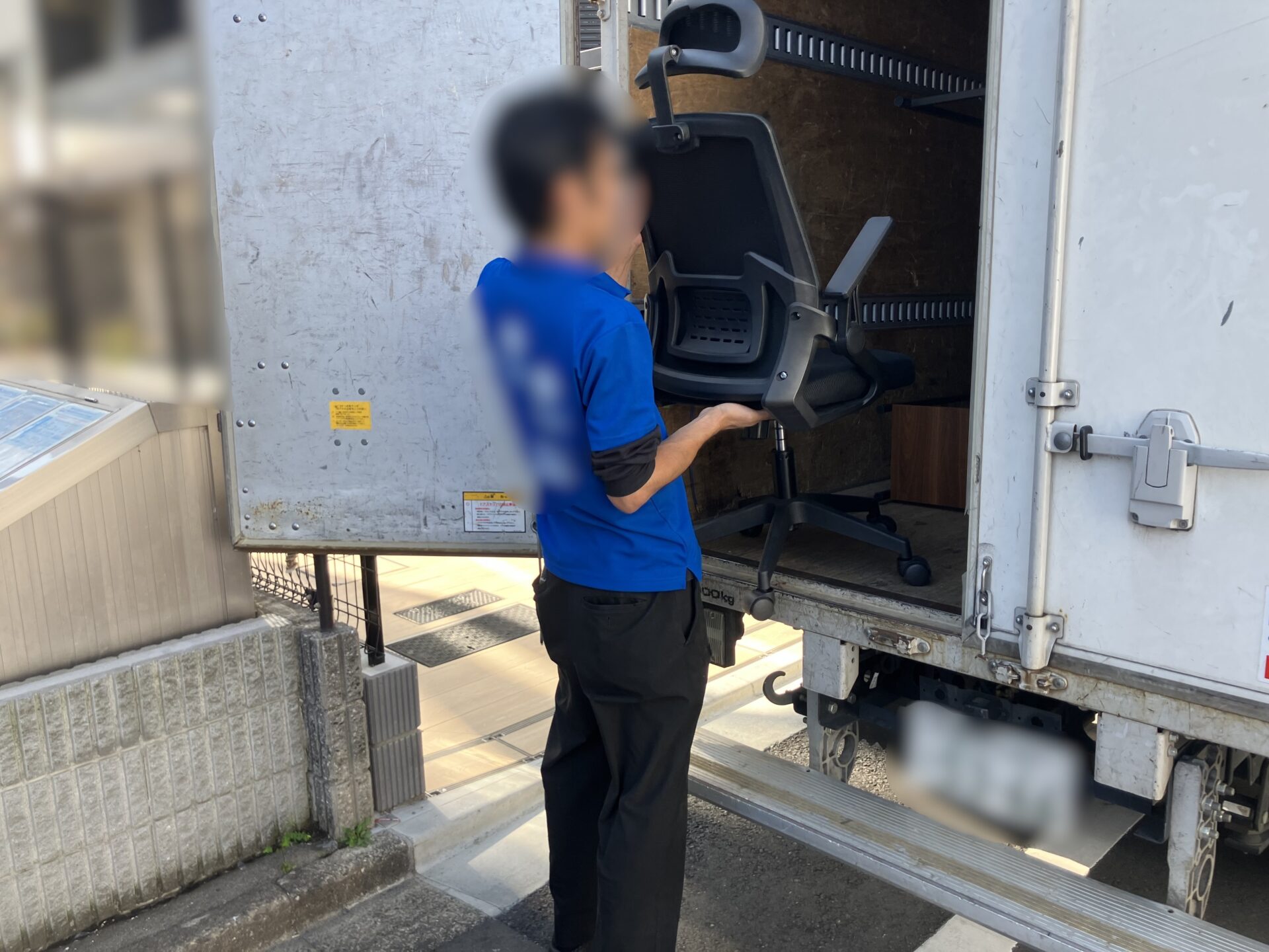 「1Kのアパートのお部屋からオフィスチェアを回収しました」作業写真