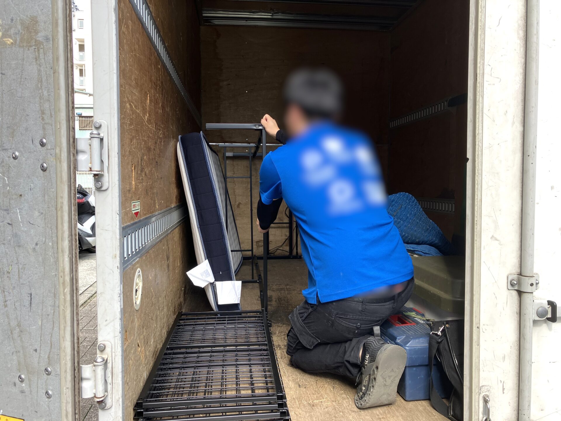 「1Kのマンションのお部屋からベッドを回収しました」作業写真