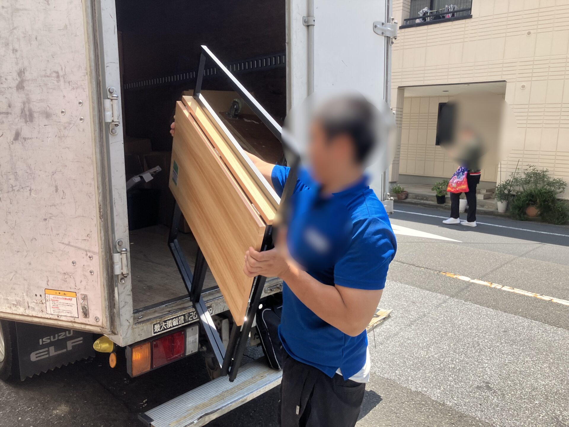 「2LDKのアパートのお部屋から机をお引き取りしました」作業写真