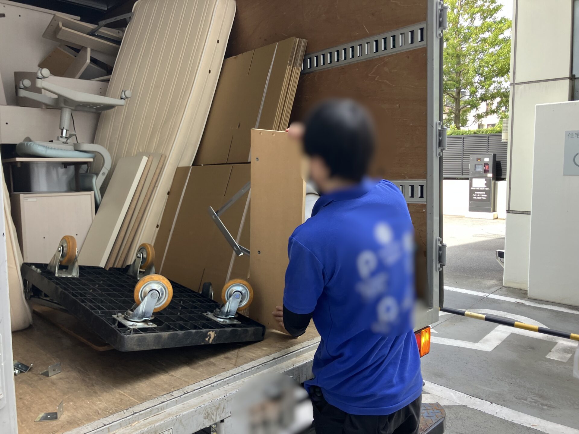 「アパートの1LDKのお部屋から棚を2個回収しました」作業写真